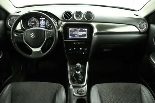 Suzuki Vitara (2023) thumbnail 4