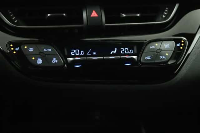 Toyota C-HR (2019) thumbnail 6
