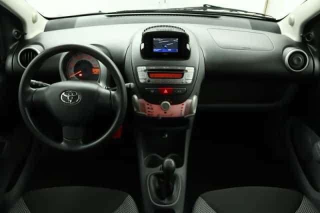 Toyota Aygo (2011) thumbnail 4