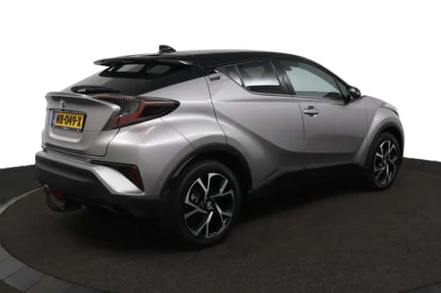 Toyota C-HR (2017) thumbnail 2