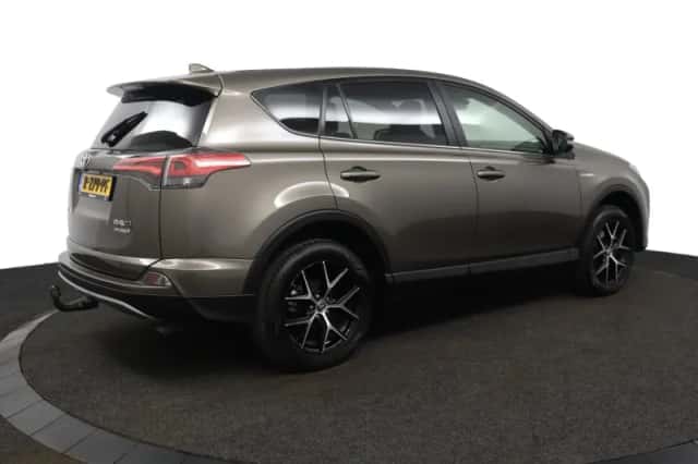 Toyota RAV4 (2017) thumbnail 2