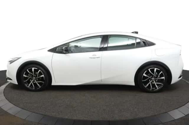 Toyota Prius (2023) thumbnail 3