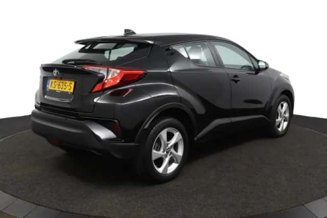 Toyota C-HR (2016) thumbnail 2