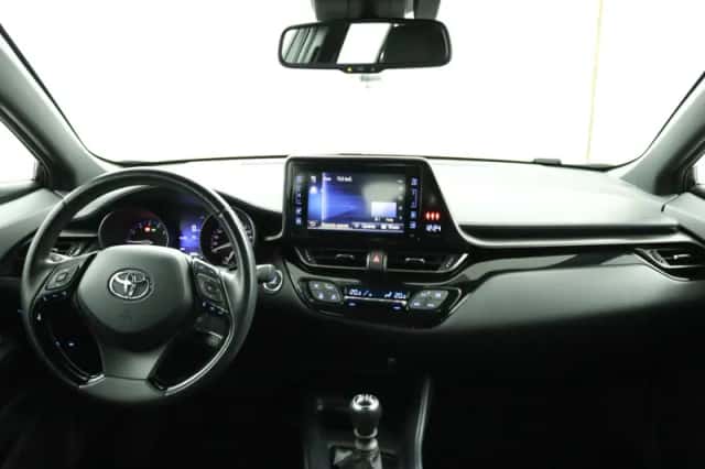 Toyota C-HR (2016) thumbnail 4