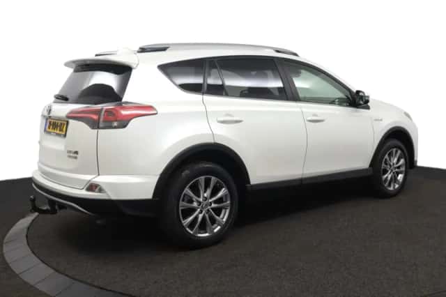 Toyota RAV4 (2018) thumbnail 2