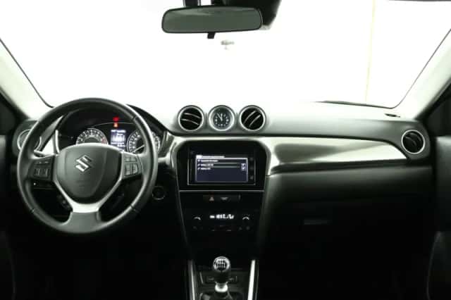 Suzuki Vitara (2022) thumbnail 4