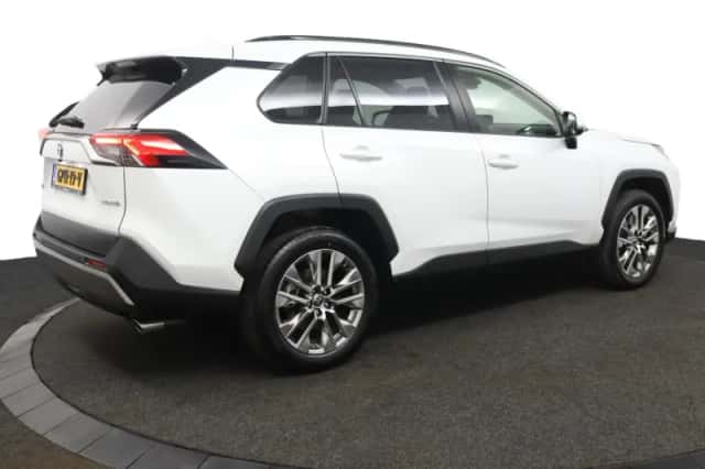 Toyota RAV4 (2024) thumbnail 2