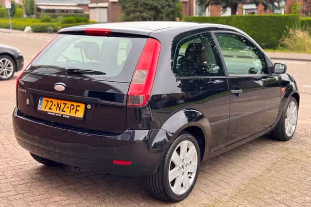 Ford Fiesta (2004) thumbnail 2