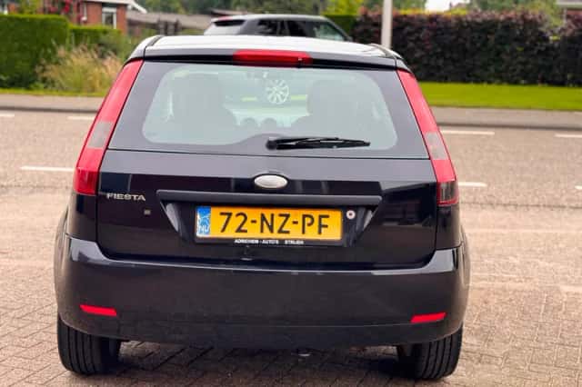 Ford Fiesta (2004) thumbnail 3