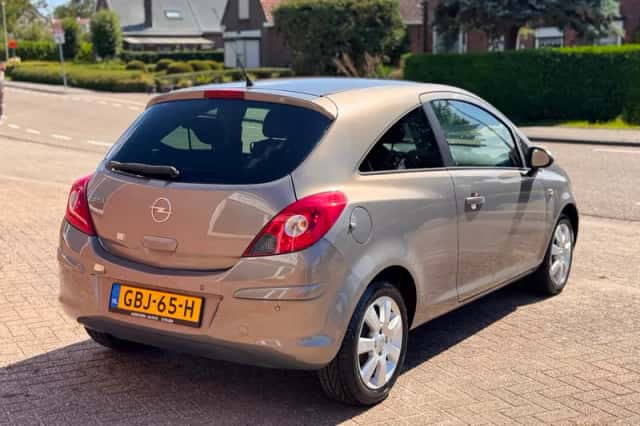 Opel Corsa (2010) thumbnail 3