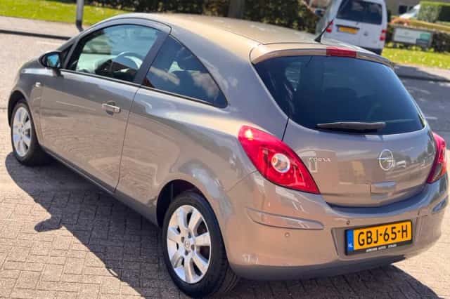 Opel Corsa (2010) thumbnail 5