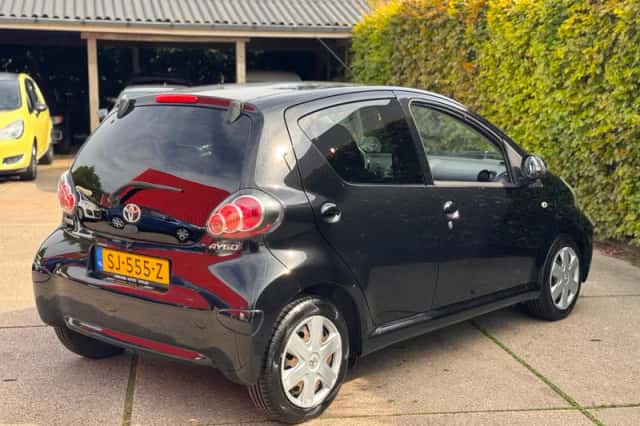 Toyota Aygo (2011) thumbnail 3