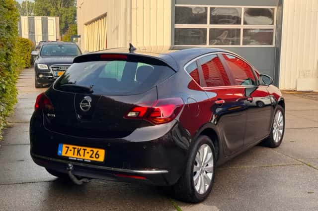 Opel Astra (2014) thumbnail 3