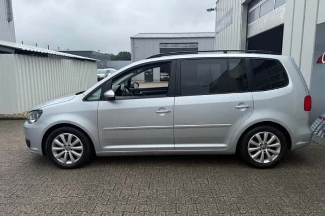 Volkswagen Touran (2015) thumbnail 2