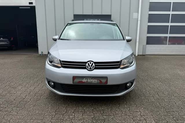 Volkswagen Touran (2015) thumbnail 3