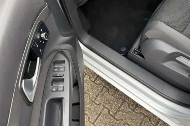 Volkswagen Touran (2015) thumbnail 5