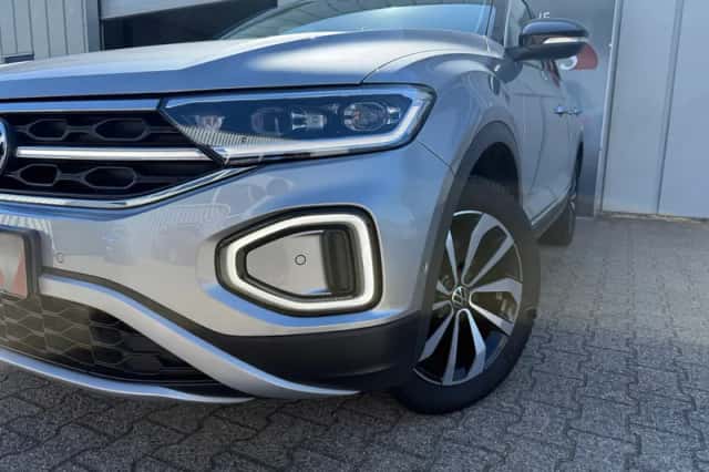 Volkswagen T-Roc (2023) thumbnail 2
