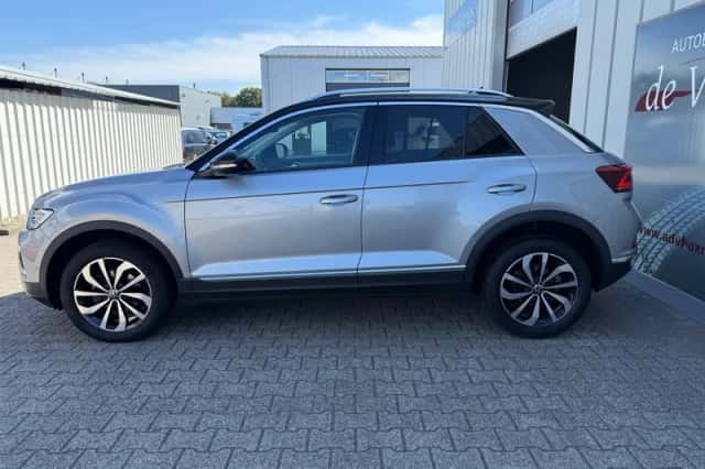 Volkswagen T-Roc (2023) thumbnail 3