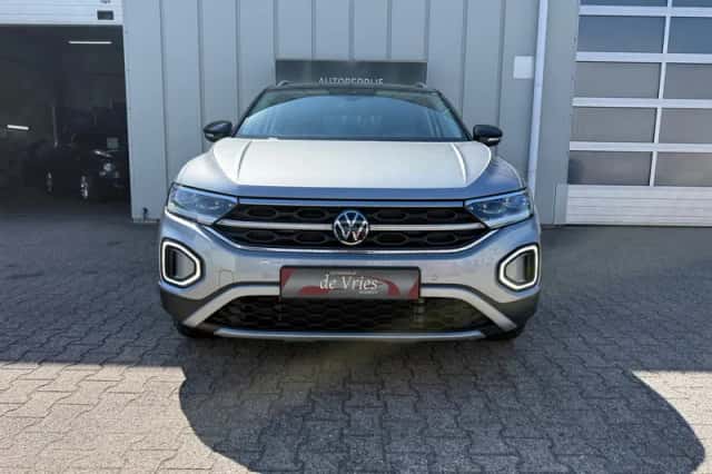 Volkswagen T-Roc (2023) thumbnail 4