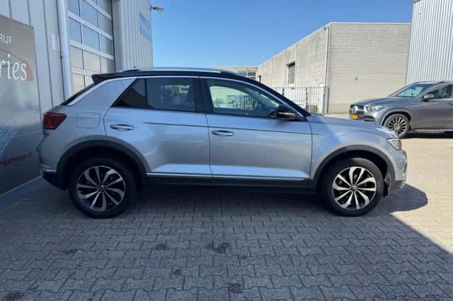 Volkswagen T-Roc (2023) thumbnail 5