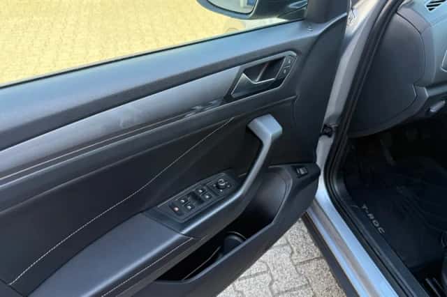 Volkswagen T-Roc (2023) thumbnail 6