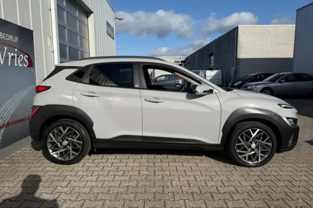 Hyundai Kona (2022) thumbnail 5