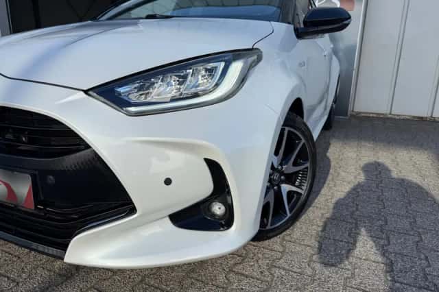 Toyota Yaris (2021) thumbnail 2