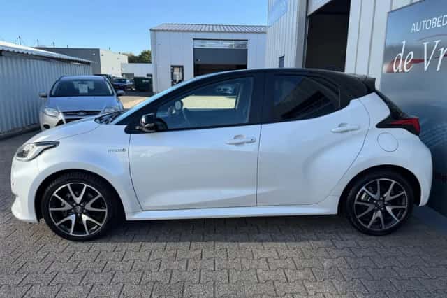 Toyota Yaris (2021) thumbnail 3