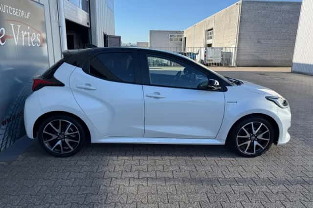 Toyota Yaris (2021) thumbnail 5