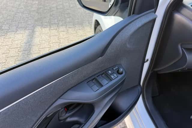 Toyota Yaris (2021) thumbnail 6