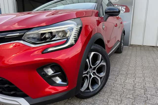Renault Captur (2022) thumbnail 2