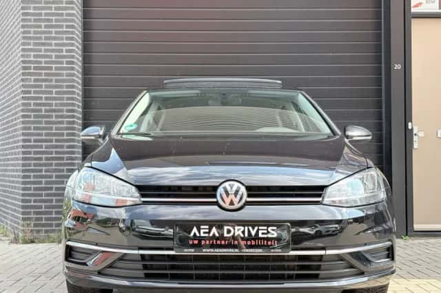 Volkswagen Golf (2017) thumbnail 2