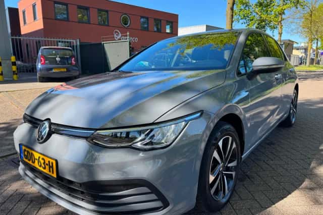 Volkswagen Golf (2021) thumbnail 2