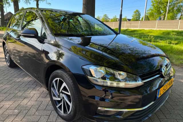 Volkswagen Golf (2018) thumbnail 3