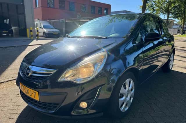 Opel Corsa (2013) thumbnail 3