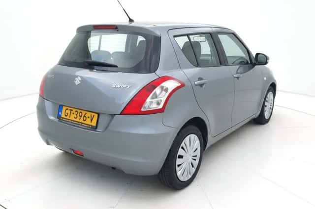 Suzuki Swift (2015) thumbnail 5