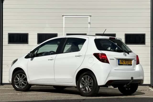 Toyota Yaris (2016) thumbnail 2