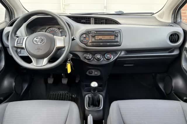 Toyota Yaris (2016) thumbnail 4