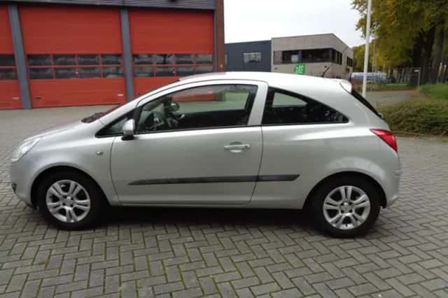 Opel Corsa (2010) thumbnail 3