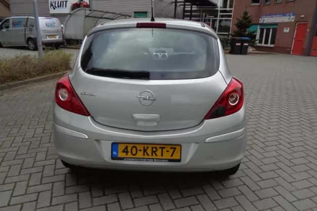 Opel Corsa (2010) thumbnail 4
