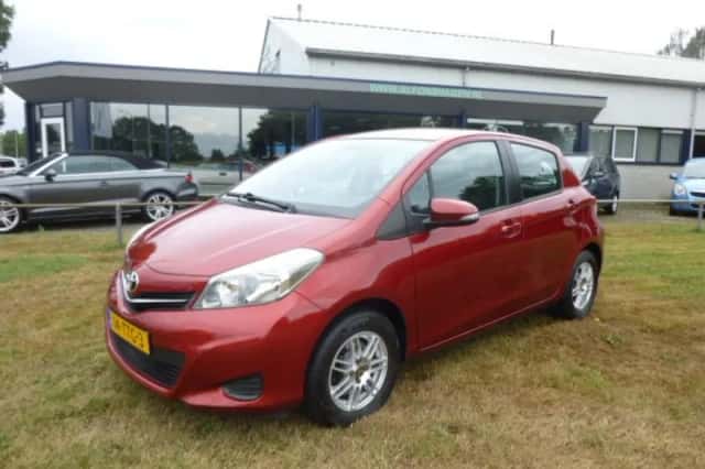 Toyota Yaris (2012) thumbnail 1