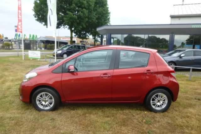 Toyota Yaris (2012) thumbnail 2