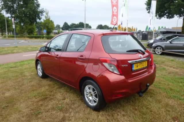 Toyota Yaris (2012) thumbnail 3