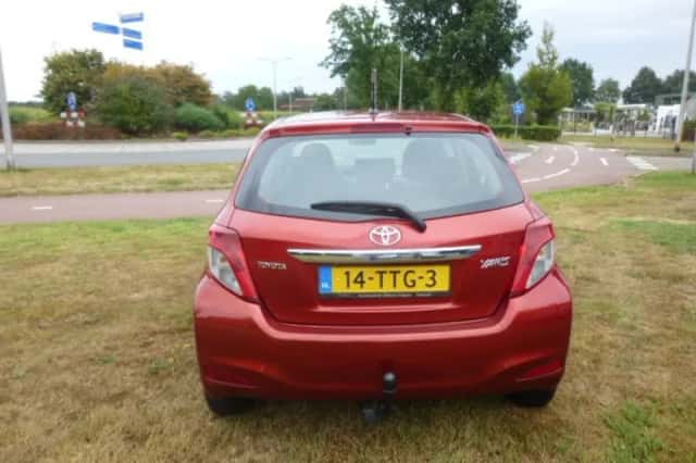Toyota Yaris (2012) thumbnail 4
