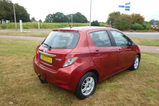 Toyota Yaris (2012) thumbnail 5