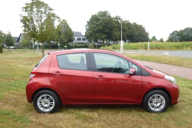 Toyota Yaris (2012) thumbnail 6