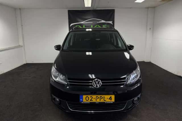 Volkswagen Touran (2011) thumbnail 2