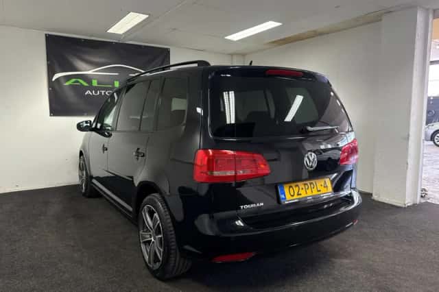 Volkswagen Touran (2011) thumbnail 4