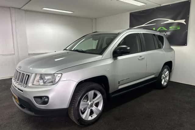 Jeep Compass (2012) thumbnail 3
