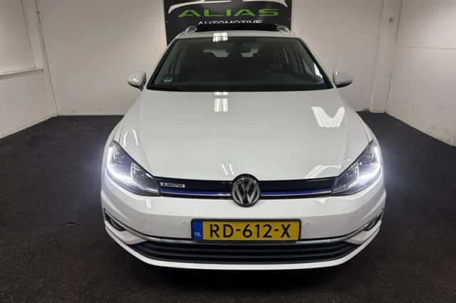 Volkswagen Golf (2017) thumbnail 2